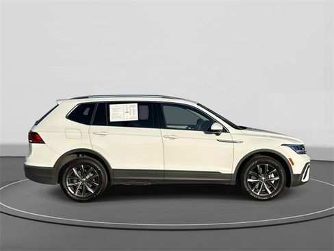 Used 2022 Volkswagen Tiguan SE w/ Panoramic Sunroof Package image 3