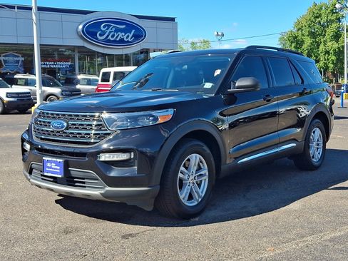 Used 2022 Ford Explorer XLT w/ Equipment Group 202A AWD/4WD image 3