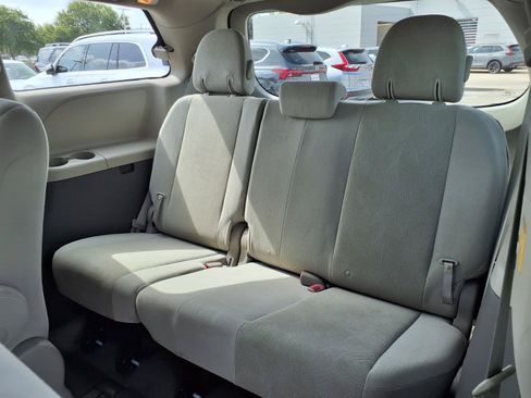 Used 2012 Toyota Sienna FWD image 18