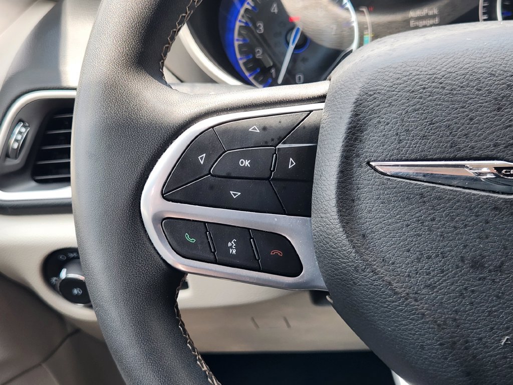 Used 2023 Chrysler Pacifica Touring-L FWD image 27