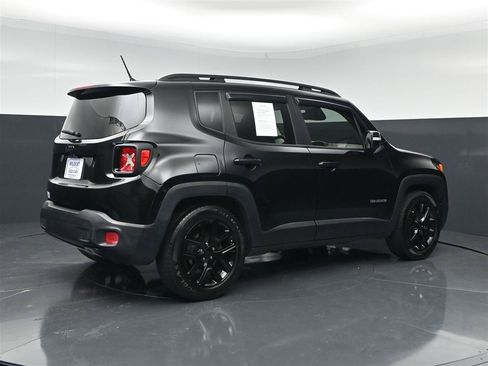 Used 2017 Jeep Renegade Altitude FWD image 5