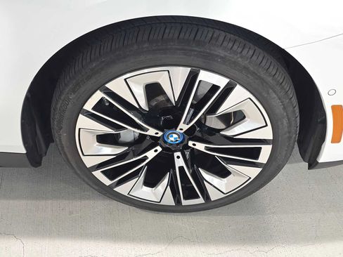 Used 2025 BMW i5 xDrive40 w/ Premium Package AWD/4WD image 9