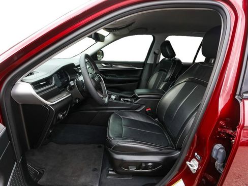 Used 2023 Jeep Grand Cherokee Limited w/ Luxury Tech Group II image 12