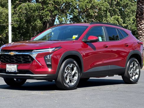 Used 2025 Chevrolet Trax LT w/ Driver Confidence Package image 7