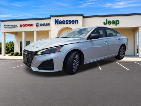 Used 2024 Nissan Altima 2.5 SV FWD image 3