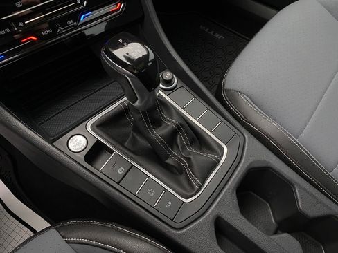 Used 2025 Volkswagen Jetta SE image 17