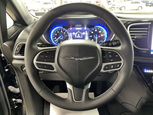 Used 2025 Chrysler Pacifica Select image 18