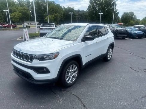 Used 2023 Jeep Compass Latitude AWD/4WD image 2