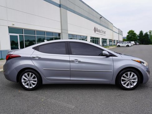 Used 2015 Hyundai Elantra SE w/ Option Group 02 FWD image 8