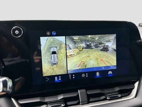 New 2026 Chevrolet Equinox LT w/ Safety and Technology Package FWD image 17