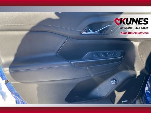 Used 2023 GMC Acadia SLT w/ Elevation Edition image 7