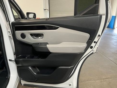 Used 2024 Honda Pilot Touring image 16