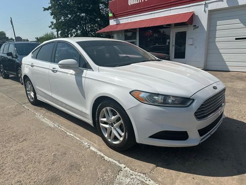 Used 2015 Ford Fusion SE FWD image 3
