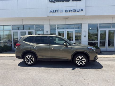 Used 2023 Subaru Forester Premium AWD/4WD image 2