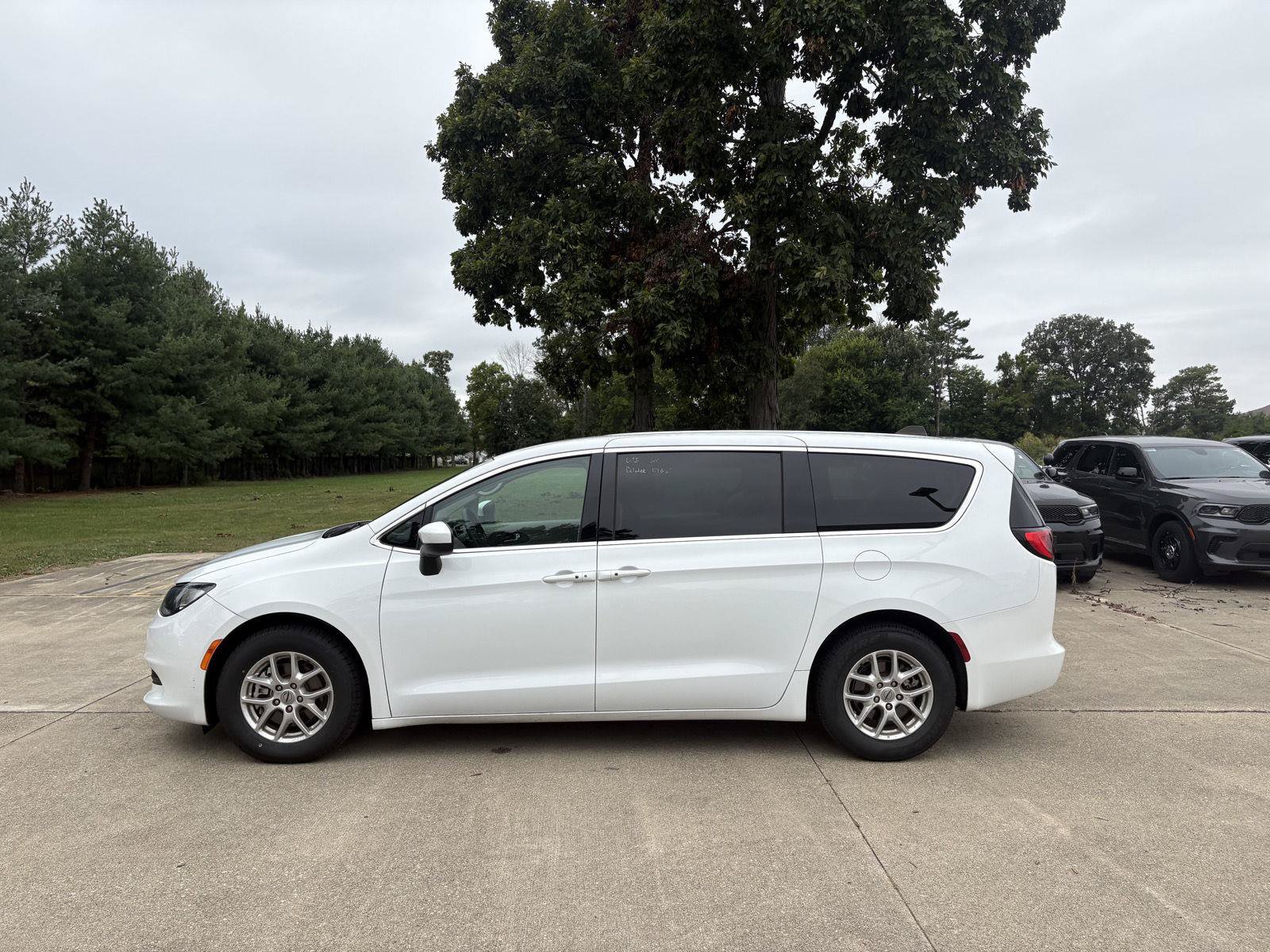 Used 2023 Chrysler Voyager LX FWD image 4