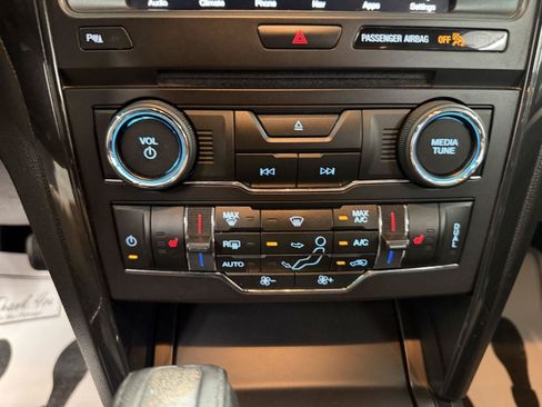 Used 2017 Ford Explorer XLT w/ Equipment Group 202A AWD/4WD image 18