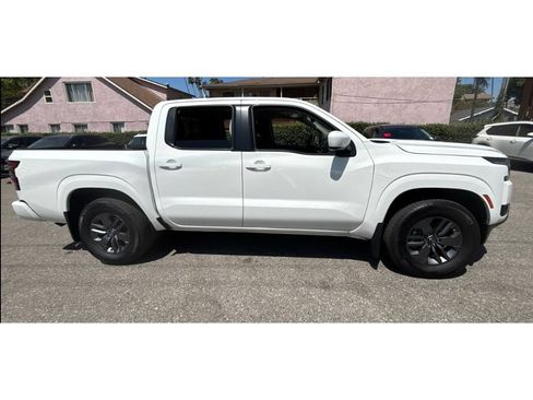 Certified 2025 Nissan Frontier SV RWD image 4