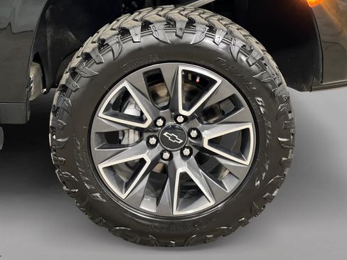 Used 2023 Chevrolet Tahoe Z71 w/ Luxury Package AWD/4WD image 19