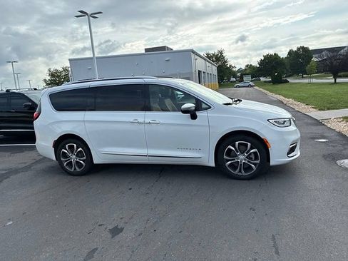 Used 2026 Chrysler Pacifica Pinnacle AWD/4WD image 4