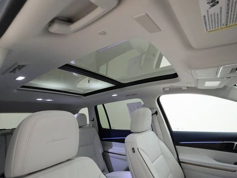 Used 2025 Buick Enclave Avenir image 25