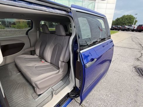 Used 2018 Chrysler Pacifica L FWD image 16