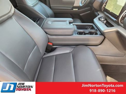 Used 2025 Ford Expedition Active image 15