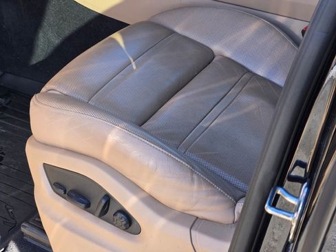 Certified 2023 Porsche Cayenne Platinum Edition image 19