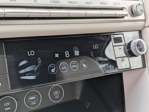 Used 2025 Genesis G70 2.5T RWD image 30
