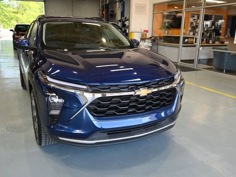 Used 2024 Chevrolet Trax LT w/ Driver Confidence Package FWD image 3