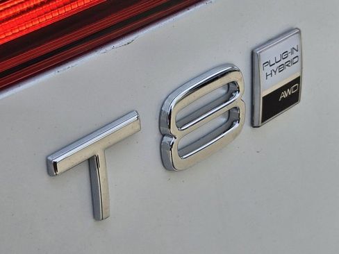 Used 2025 Volvo XC60 T8 Plus w/ Protection Package Premier image 21