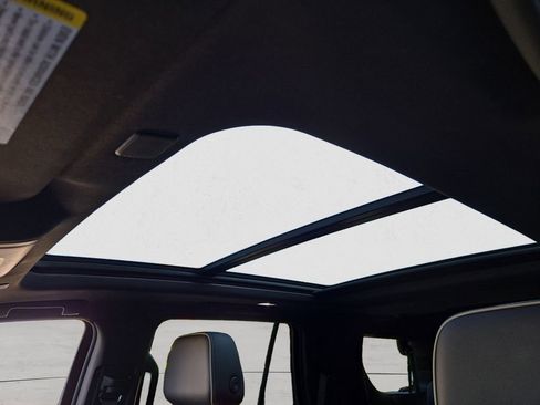 Used 2021 GMC Yukon SLT w/ SLT Premium Package image 19