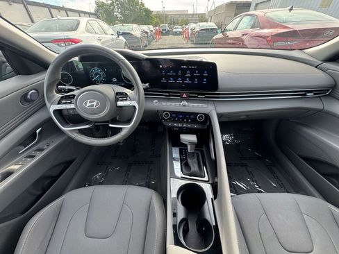 Used 2025 Hyundai Elantra SEL image 33