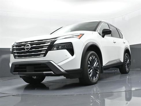 Used 2025 Nissan Rogue SL w/ Tech Package image 32