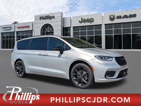 New 2026 Chrysler Pacifica Select image 1