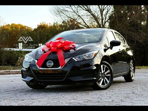 Used 2020 Nissan Versa SV image 2