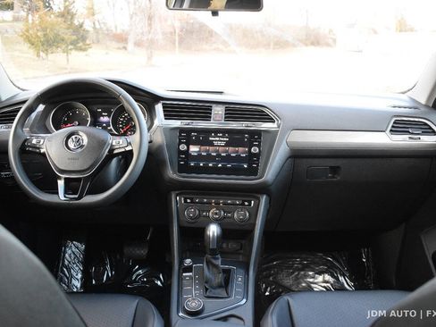 Used 2020 Volkswagen Tiguan SE w/ Panoramic Sunroof Package image 17