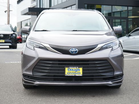 Used 2021 Toyota Sienna LE image 9