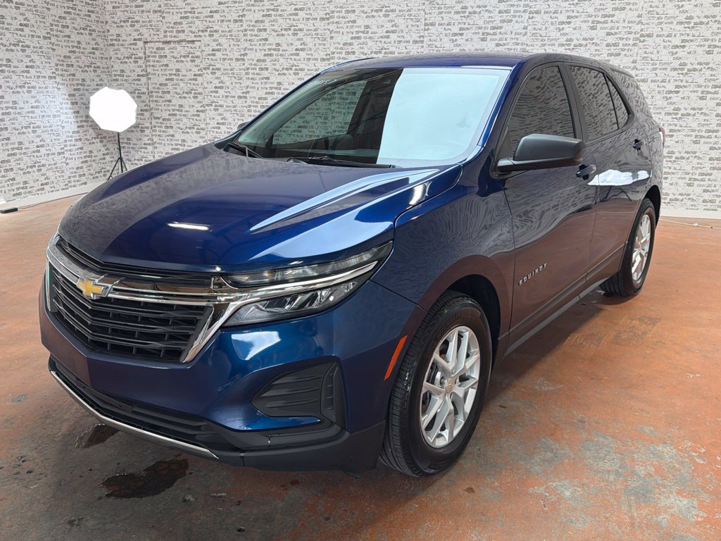 Used 2023 Chevrolet Equinox LS w/ LS Convenience Package FWD image 3