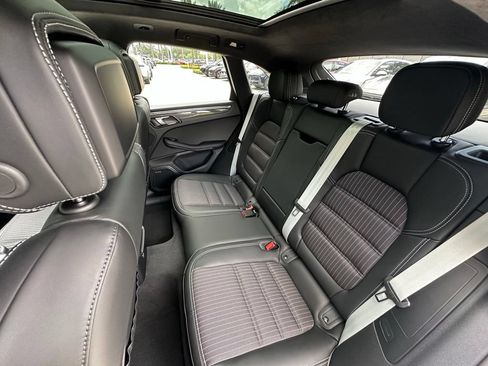 Used 2026 Porsche Macan AWD/4WD image 40