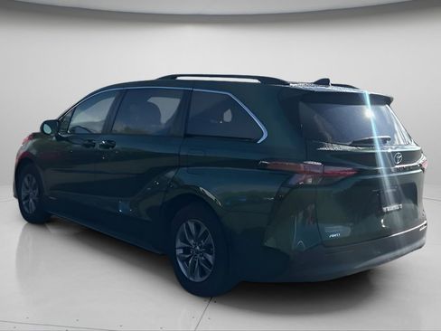 Used 2021 Toyota Sienna LE AWD/4WD image 8