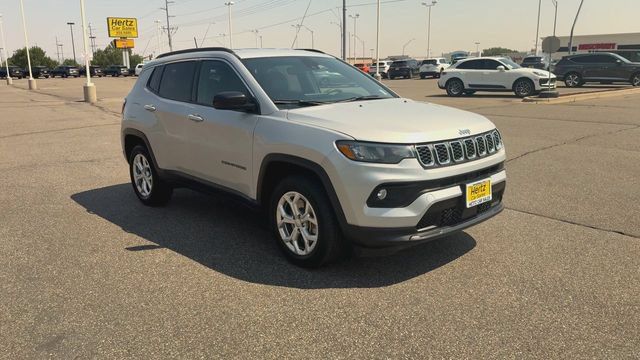 Used 2024 Jeep Compass Latitude AWD/4WD image 2