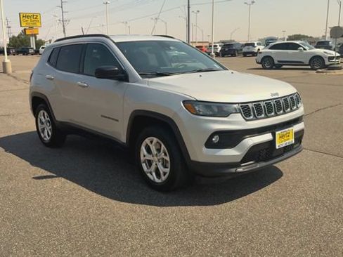 Used 2024 Jeep Compass Latitude AWD/4WD image 2