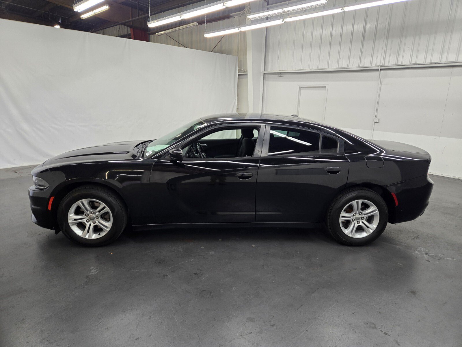 Used 2015 Dodge Charger SE RWD image 2