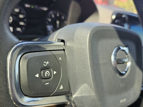 Used 2019 Volvo XC40 T5 Momentum image 45