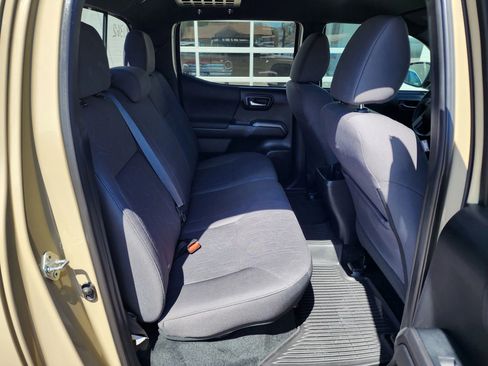 Used 2018 Toyota Tacoma TRD Off-Road w/ Technology Package AWD/4WD image 12