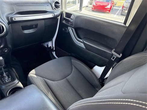 Used 2018 Jeep Wrangler Unlimited Sahara image 25