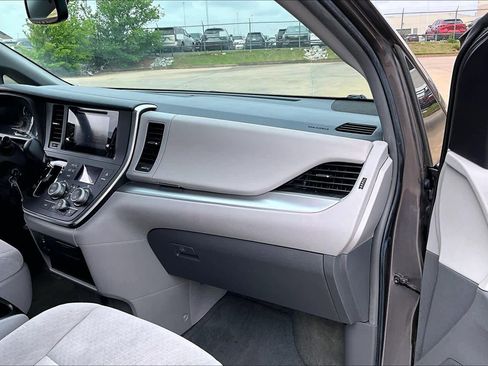 Used 2015 Toyota Sienna LE image 16