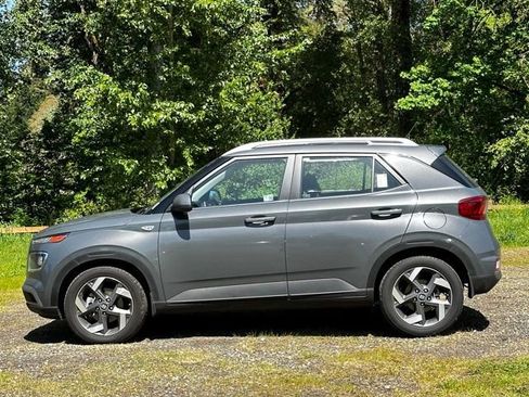 Certified 2025 Hyundai Venue SEL FWD image 6