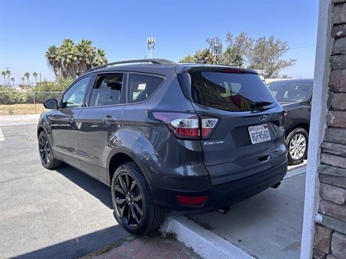Used 2018 Ford Escape SE w/ SE Sport Appearance Package FWD image 20
