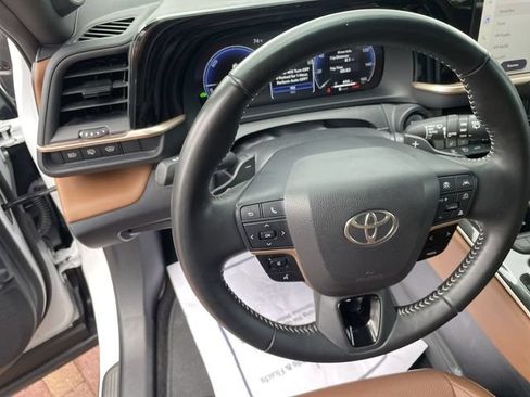Used 2025 Toyota Crown Signia AWD/4WD image 11